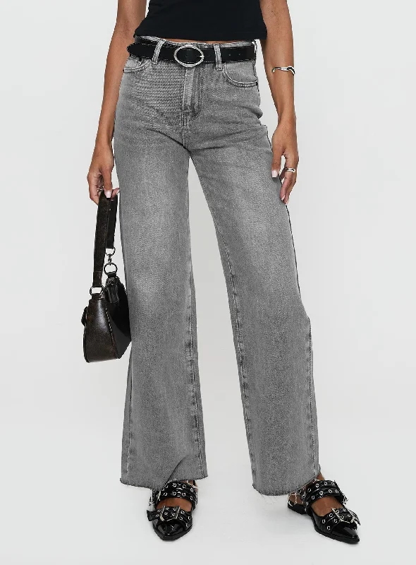 Comfortable Chic Henesey Raw Hem Jeans Washed Grey